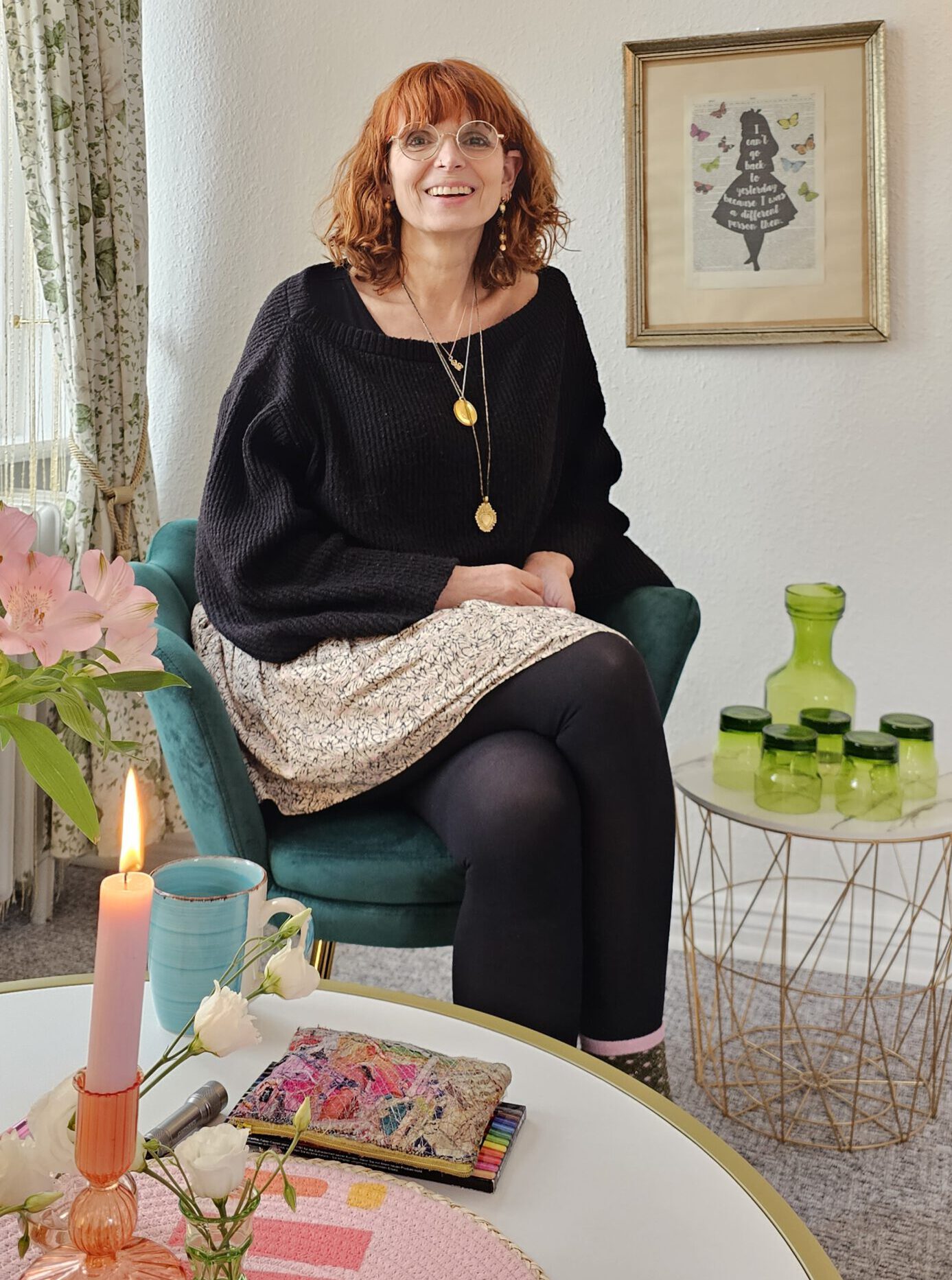 Rothaarige Frau sitzt in einem Sessel